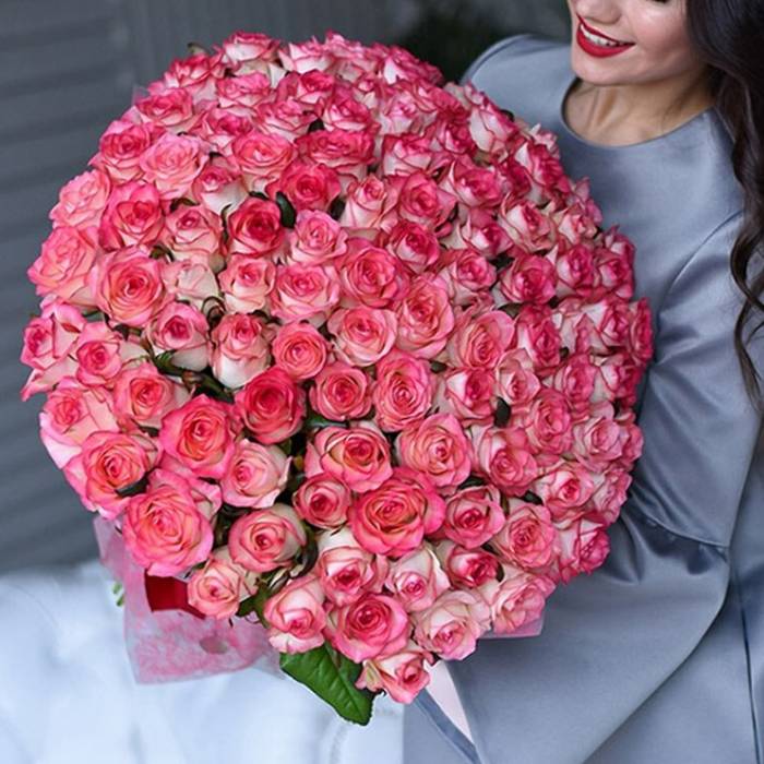 Букет 101 розовая роза с каймой и оформлением R1251