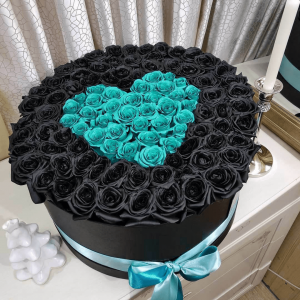 Коробка черных роз с бирюзовым сердцем R842