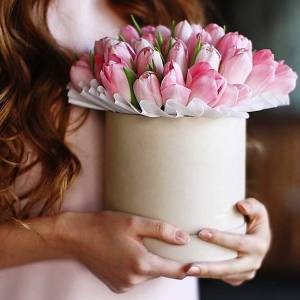 19 розовых тюльпанов в коробке с лентами R415
