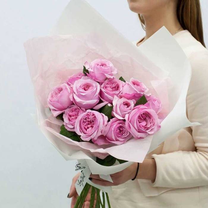 Букет 11 розовых пионовидных роз с оформлением R435