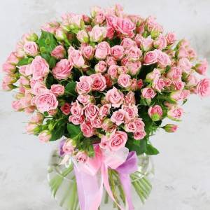 Букет 31 кустовых розовых роз с лентами R483