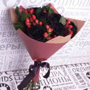 Букет 7 черных роз с оформлением R817